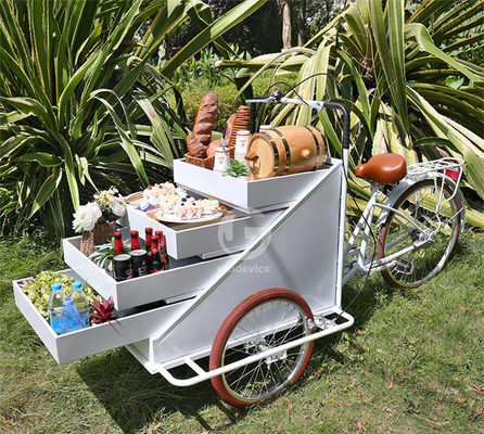 Carrinho de comida ao ar livre com matéria-prima de soja e bicicleta de carga elétrica de três rodas
