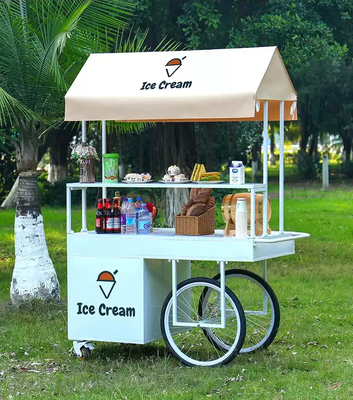 Os lobbies dos hotéis urbanos dão as boas vindas ao carrinho de gelados e café