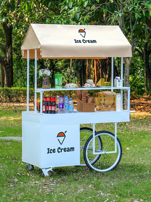 Os lobbies dos hotéis urbanos dão as boas vindas ao carrinho de gelados e café