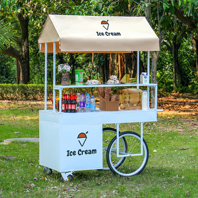Os lobbies dos hotéis urbanos dão as boas vindas ao carrinho de gelados e café